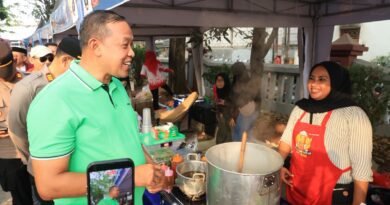 Buka Lomba Gerak Jalan di Festival Bekasi Barat, Wali Kota Bekasi Apresiasi Bentuk Nasionalisme dan Solidaritas Masyarakat