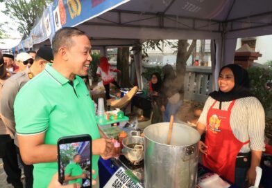 Buka Lomba Gerak Jalan di Festival Bekasi Barat, Wali Kota Bekasi Apresiasi Bentuk Nasionalisme dan Solidaritas Masyarakat