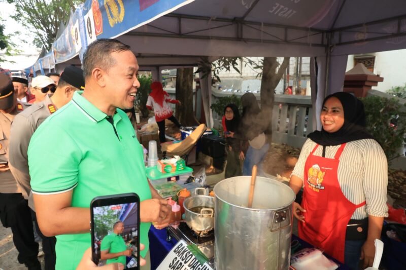Buka Lomba Gerak Jalan di Festival Bekasi Barat, Wali Kota Bekasi Apresiasi Bentuk Nasionalisme dan Solidaritas Masyarakat