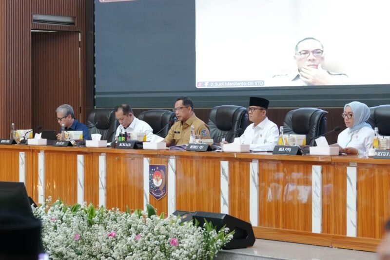 Mendagri Tito Minta Pemda Waspadai Kenaikan Harga Ayam, Telur, dan Beras