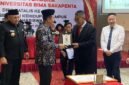 PENGHARGAAN-Irjend Pol Dr Susilo Teguh R, M.Si saat menerima penghargaan Visva Preraka dari Universitas Bima Sakapenta. (Foto Ist).