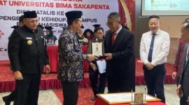 PENGHARGAAN-Irjend Pol Dr Susilo Teguh R, M.Si saat menerima penghargaan Visva Preraka dari Universitas Bima Sakapenta. (Foto Ist).