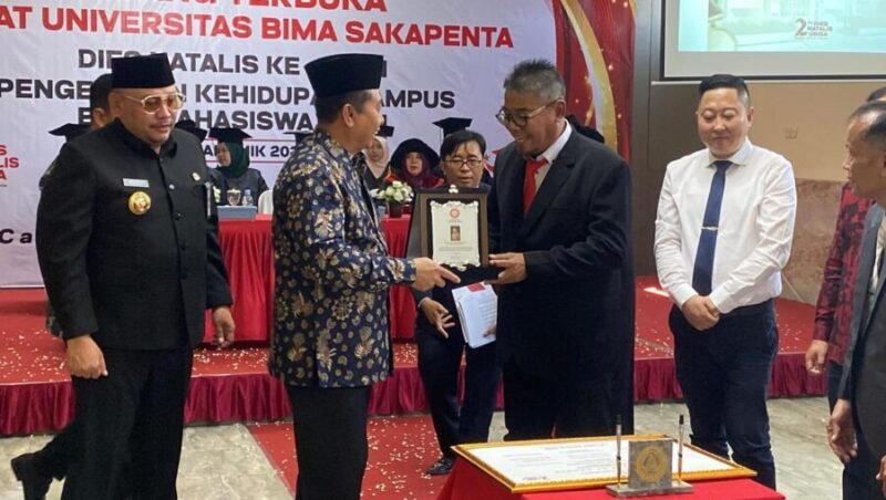 PENGHARGAAN-Irjend Pol Dr Susilo Teguh R, M.Si saat menerima penghargaan Visva Preraka dari Universitas Bima Sakapenta. (Foto Ist).