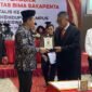 PENGHARGAAN-Irjend Pol Dr Susilo Teguh R, M.Si saat menerima penghargaan Visva Preraka dari Universitas Bima Sakapenta. (Foto Ist).