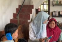 Foto tim PKM-KC UMY D-Sense saat melakukan pengujian prototipe D-Sense kepada peserta Down Syndrom  