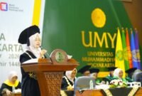 Foto Wakil Rektor UMY bidang Sumber Daya, menyampaikan sambutan dalam prosesi wisuda UMY Periode I TA 2026/2027