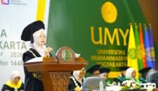Foto Wakil Rektor UMY bidang Sumber Daya, menyampaikan sambutan dalam prosesi wisuda UMY Periode I TA 2026/2027