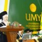 Foto Wakil Rektor UMY bidang Sumber Daya, menyampaikan sambutan dalam prosesi wisuda UMY Periode I TA 2026/2027  