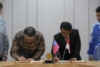 Foto President NUU Taiwan dan Wakil Rektor bidang Reputasi, Kerja Sama dan Digital UMY melakukan penandatanganan MoU