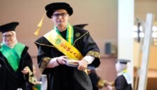 Foto mahasiswa asing UMY asal Pakistan yang meraih penghargaan sebagai wisudawan dengan publikasi terbaik pada Wisuda Periode I TA 2026/2027
