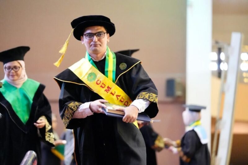 Foto mahasiswa asing UMY asal Pakistan yang meraih penghargaan sebagai wisudawan dengan publikasi terbaik pada Wisuda Periode I TA 2026/2027