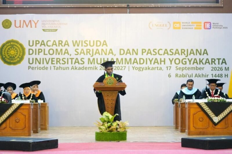 Foto wisudawan UMY asal Papua, Yongki Sostenes Yesyan saat memberikan sambutan kesan pesan selama menjalani studi di UMY pada Wisuda Periode I Tahun Akademik 2026/2027, Kamis (17/9/2026)