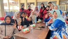 Foto tim PPK Ormawa HIMFA UMY melakukan observasi ke warga Tuksono