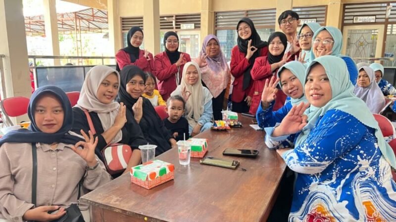 Foto tim PPK Ormawa HIMFA UMY melakukan observasi ke warga Tuksono