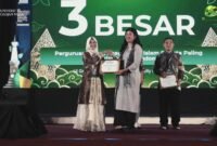 Wakil Rektor bidang Sumber Daya UMY menerima penghargaan UI Green Matric yang diberikan kepada UMY