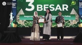 Wakil Rektor bidang Sumber Daya UMY menerima penghargaan UI Green Matric yang diberikan kepada UMY