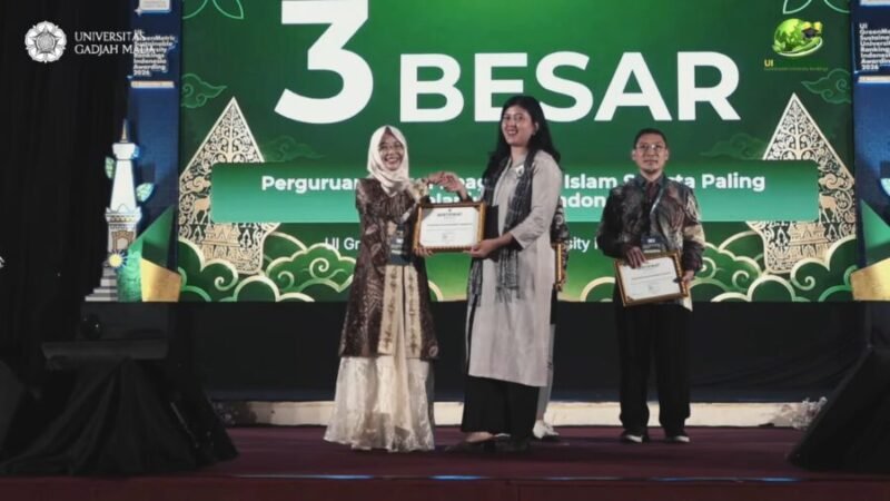 Wakil Rektor bidang Sumber Daya UMY menerima penghargaan UI Green Matric yang diberikan kepada UMY