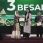 Wakil Rektor bidang Sumber Daya UMY menerima penghargaan UI Green Matric yang diberikan kepada UMY