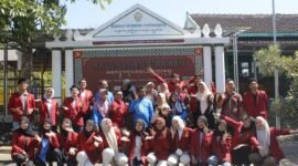 Foto tim NCC Emergency UMY berfoto bersama petugas puskesmas dan keluarga ODDP di Kalurahan Siraman  