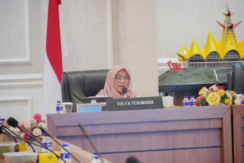 Dirjen Perumahan memberikan pemaparan dalam Rapat Koordinasi Pelaksanaan Program Strategis Nasional (PSN) 3 Juta Rumah di Ruang Rapat Utama Kantor Gubernur Lampung