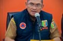 Aswarodi menyampaikan penjelasan resmi terkait penurunan status Gunung Anak Krakatau dalam konferensi pers di Ruang Command Center BPBD Provinsi Lampung