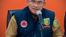 Aswarodi menyampaikan penjelasan resmi terkait penurunan status Gunung Anak Krakatau dalam konferensi pers di Ruang Command Center BPBD Provinsi Lampung