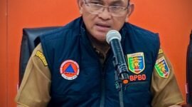Aswarodi menyampaikan penjelasan resmi terkait penurunan status Gunung Anak Krakatau dalam konferensi pers di Ruang Command Center BPBD Provinsi Lampung