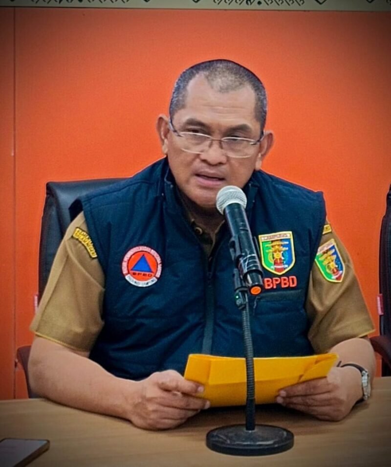 Aswarodi menyampaikan penjelasan resmi terkait penurunan status Gunung Anak Krakatau dalam konferensi pers di Ruang Command Center BPBD Provinsi Lampung
