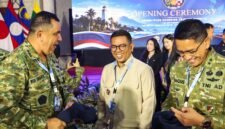 Banten Andra Soni (tengah) berbincang hangat dengan para delegasi militer saat menghadiri Opening Ceremony
