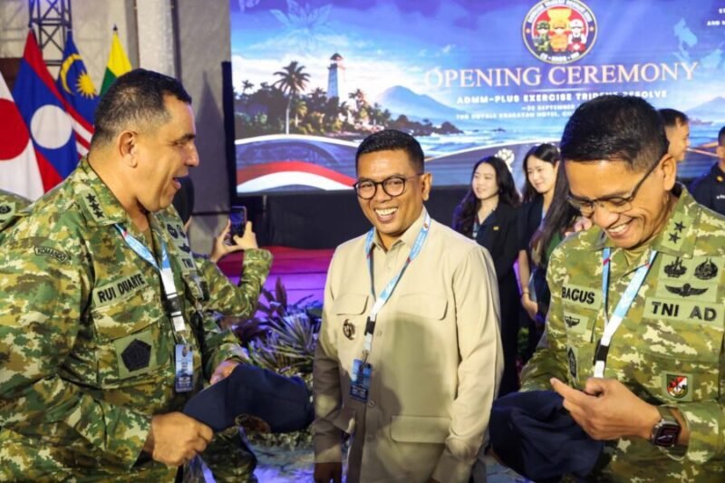 Andra Soni berbincang hangat dengan para delegasi militer saat menghadiri Opening Ceremony