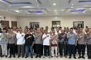 Ketua PWI Provinsi Banten, Rian Nopandra, Kapolda Banten Irjen. Pol. Hengki, S.I.K., M.H., Ketua Departemen Pendidikan dan Pelatihan PWI Pusat, Jufri Alkatiri, Ketua SMSI Pusat Firdaus, berfoto bersama para peserta UKW