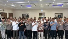 Ketua PWI Provinsi Banten, Rian Nopandra, Kapolda Banten Irjen. Pol. Hengki, S.I.K., M.H., Ketua Departemen Pendidikan dan Pelatihan PWI Pusat, Jufri Alkatiri, Ketua SMSI Pusat Firdaus, berfoto bersama para peserta UKW
