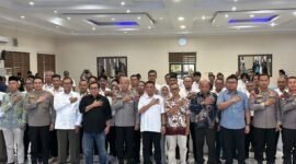 Ketua PWI Provinsi Banten, Rian Nopandra, Kapolda Banten Irjen. Pol. Hengki, S.I.K., M.H., Ketua Departemen Pendidikan dan Pelatihan PWI Pusat, Jufri Alkatiri, Ketua SMSI Pusat Firdaus, berfoto bersama para peserta UKW