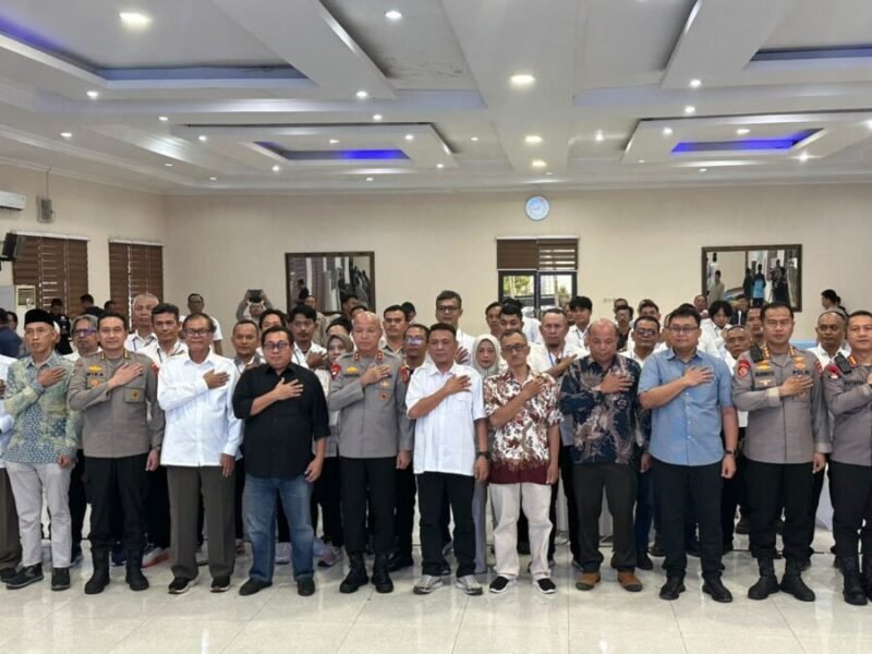 Ketua PWI Provinsi Banten, Rian Nopandra, Kapolda Banten Irjen. Pol. Hengki, S.I.K., M.H., Ketua Departemen Pendidikan dan Pelatihan PWI Pusat, Jufri Alkatiri, Ketua SMSI Pusat Firdaus, berfoto bersama para peserta UKW