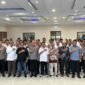 Ketua PWI Provinsi Banten, Rian Nopandra, Kapolda Banten Irjen. Pol. Hengki, S.I.K., M.H., Ketua Departemen Pendidikan dan Pelatihan PWI Pusat, Jufri Alkatiri, Ketua SMSI Pusat Firdaus, berfoto bersama para peserta UKW