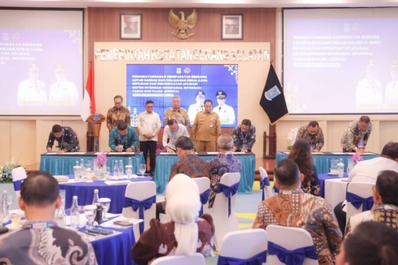 Gubernur Banten menyaksikan penandatanganan Kesepakatan Antardaerah dan Kerja Sama Replikasi Aplikasi SISGITA di Aula Blandongan, Balai Kota Tangerang Selatan
