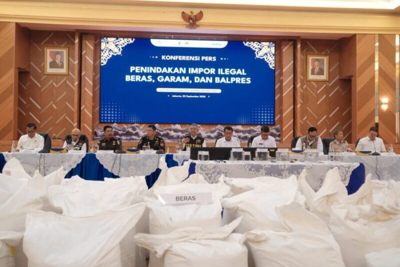 Suasana Konferensi Pers Penindakan Impor Ilegal Beras, Garam, dan Balpres di Kantor Pusat DJBC, Jakarta