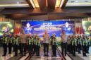 Kapolda Banten berdiri sejajar bersama anak-anak Polisi Cilik (Pocil) pada Syukuran Hari Lalu Lintas Bhayangkara ke-71 di Aula Gawe Kita Baluwarti, Serang  