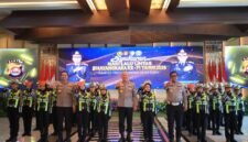 Kapolda Banten berdiri sejajar bersama anak-anak Polisi Cilik (Pocil) pada Syukuran Hari Lalu Lintas Bhayangkara ke-71 di Aula Gawe Kita Baluwarti, Serang  