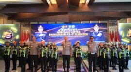 Kapolda Banten berdiri sejajar bersama anak-anak Polisi Cilik (Pocil) pada Syukuran Hari Lalu Lintas Bhayangkara ke-71 di Aula Gawe Kita Baluwarti, Serang  