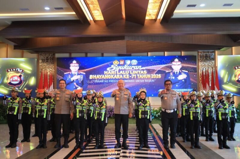 Kapolda Banten berdiri sejajar bersama anak-anak Polisi Cilik (Pocil) pada Syukuran Hari Lalu Lintas Bhayangkara ke-71 di Aula Gawe Kita Baluwarti, Serang