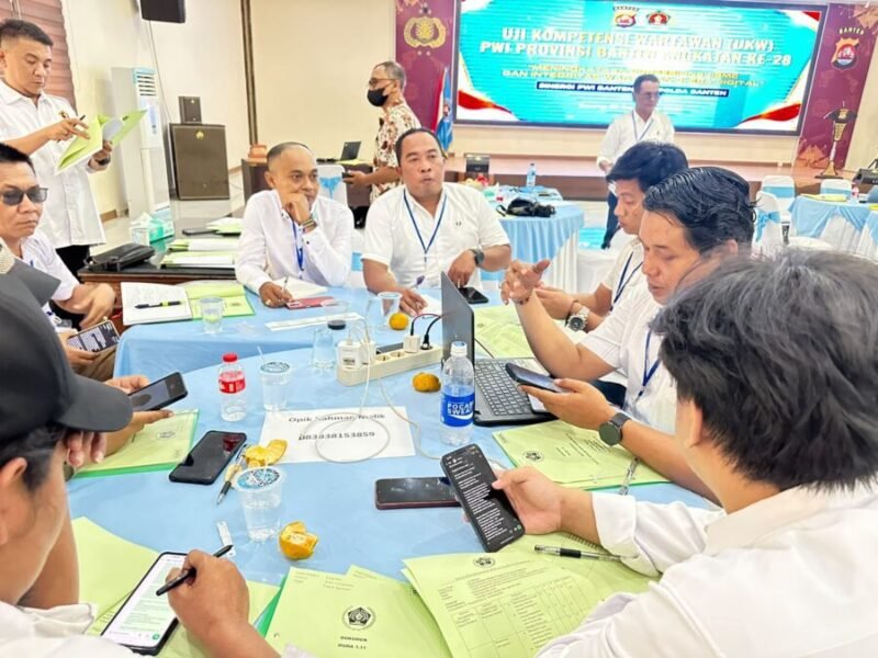 Sejumlah peserta Uji Kompetensi Wartawan (UKW) PWI Provinsi Banten Angkatan ke-28 serius mengoreksi dan menyusun materi tugas jurnalistik di hadapan penguji di Aula Serba Guna Polda Banten, Serang