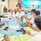 Sejumlah peserta Uji Kompetensi Wartawan (UKW) PWI Provinsi Banten Angkatan ke-28 serius mengoreksi dan menyusun materi tugas jurnalistik di hadapan penguji di Aula Serba Guna Polda Banten, Serang  