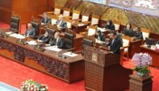Suasana Rapat Paripurna DPR RI dengan agenda Pembicaraan Tingkat II/Pengambilan Keputusan atas 15 RUU tentang Kabupaten/Kota di tiga provinsi Kalimantan, di Ruang Rapat Paripurna DPR RI, Jakarta, Selasa (22/9/2026).