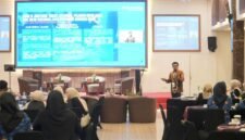 Ketua TP PKK Kabupaten Bandung memberikan pengarahan dalam kegiatan Ladies Program KORPRI Kabupaten Bandung di Hotel Grand Sunshine, Soreang