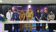 Prosesi pemotongan pita oleh Wali Kota Bekasi Tri Adhianto saat meresmikan Gedung B RS Siloam Sentosa di Bekasi Timur, Kota Bekasi