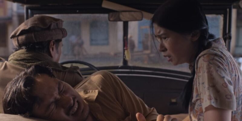 Salah satu adegan dalam film “Merah Sebelum Fajar” karya sutradara Garin Nugroho yang menampilkan aktris Laura Basuki dan aktor Nicholas Saputra di dalam kendaraan  