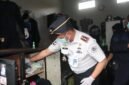 Kepala Lembaga Pemasyarakatan Kelas IIA Serang, Rico Stiven, memimpin langsung pemeriksaan kamar hunian warga binaan dalam kegiatan Razia Gabungan di Lapas Kelas IIA Serang, Selasa (22/9/2026).