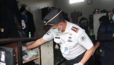 Kepala Lembaga Pemasyarakatan Kelas IIA Serang, Rico Stiven, memimpin langsung pemeriksaan kamar hunian warga binaan dalam kegiatan Razia Gabungan di Lapas Kelas IIA Serang, Selasa (22/9/2026).