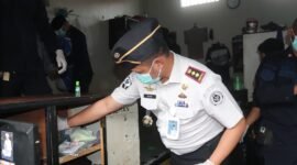Kepala Lembaga Pemasyarakatan Kelas IIA Serang, Rico Stiven, memimpin langsung pemeriksaan kamar hunian warga binaan dalam kegiatan Razia Gabungan di Lapas Kelas IIA Serang, Selasa (22/9/2026).